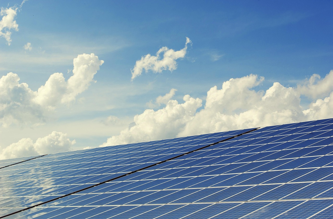 Zdjęcie: Falownik hybrydowy czy sieciowy: co wybrać do instalacji PV w 2026?