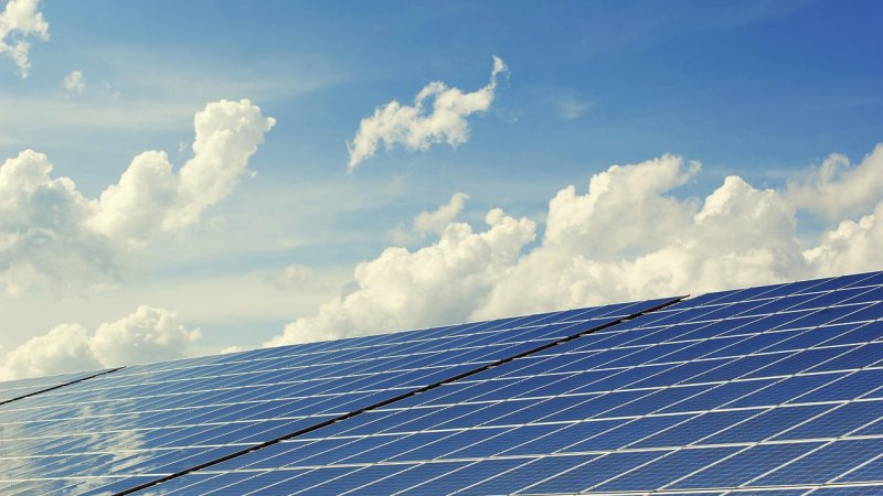 Zdjęcie: Falownik hybrydowy czy sieciowy: co wybrać do instalacji PV w 2026?