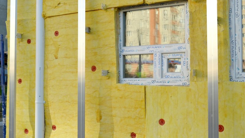 Zdjęcie: Ściany warstwowe prefabrykowane: izolacja i montaż na budowie