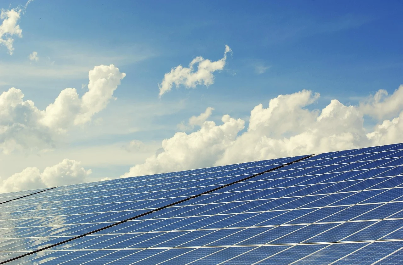 Zdjęcie: Falownik hybrydowy czy sieciowy: co wybrać do instalacji PV w 2026?